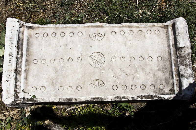 800px-Roman_Game_of_12_Lines_Board_-_Aphrodisias