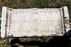 Tabula: a strategic 2-player Roman board and dice game – Found in Antiquity